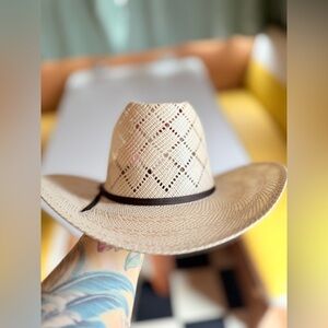 Twister hand shaped straw cowboy hat